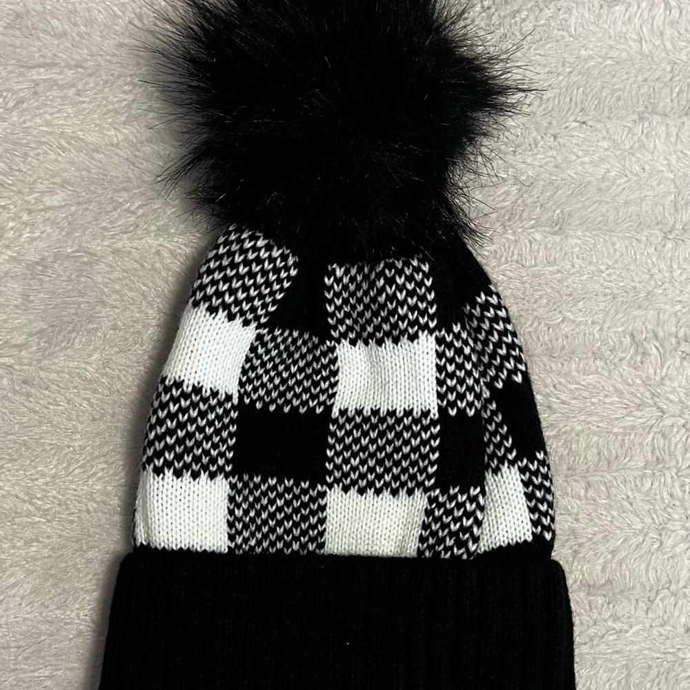 Stylish Black and White Women’s Pom-Pom Beanie